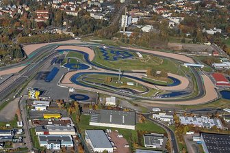 Oberlungwitz: Diebe schrauben im VSZ am Sachsenring Teile von Audi ab - Am Verkehrssicherheitszentrum am Sachsenring (Foto, ganz rechts) sind hochwertige Auditeile gestohlen worden.