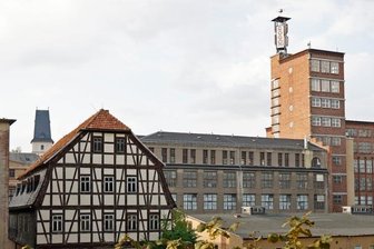 Oberlungwitz feiert 2023 den 750. Geburtstag - Das Uhlig-Haus (vorn) und der Rogo-Turm sind für die Oberlungwitzer Geschichte von Bedeutung und werden im Jubiläumsjahr 2023 eine wichtige Rolle spielen.