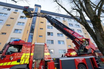 Oberlungwitz: Feuerwehreinsatz mit kurioser Ursache - Auch die Drehleiter war am Montagvormittag in der Robert-Koch-Straße im Einsatz, gerettet werden musste jedoch zum Glück niemand.