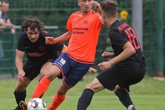 Oberlungwitz fordert Lok heraus - Seit der Niederlage gegen Meerane ging es für Oberlungwitz (am Ball: Lukas Schreiter) aufwärts. 