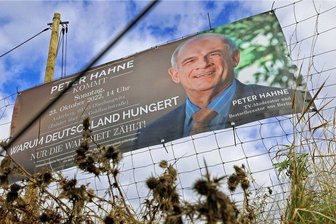 Oberlungwitz: Frustrierte Landwirte und Ex-ZDF-Moderator Peter Hahne machen gemeinsame Sache - Der Auftritt von Peter Hahne am Sonntag wird am Kreisverkehr in Callenberg beworben. 