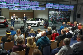 Oberlungwitz/Hohenstein-Ernstthal: Bleibt der Moto-GP nach 2026 auf dem Sachsenring? - Im Sachsenring-Pressezentrum fand am Samstagabend ein erstes Fantreffen statt. Auf der Bühne stehen hier Sachsenring-Geschäftsführer Lutz Oeser (links) sowie Moderator Lukas Gajewski.