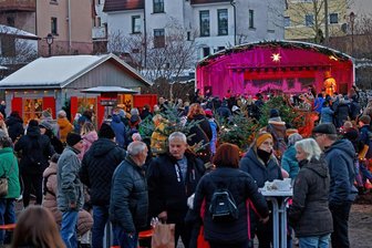 Oberlungwitz ist voll im Weihnachtsmodus und geht beim Glühweinpreis besondere Wege - In Oberlungwitz wird der Weihnachtsmarkt am Wochenende wieder den Festplatz füllen.