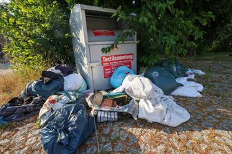 Oberlungwitz/Lichtenstein: Vorm Moto-GP quellen Altkleider-Container über - Auffällig viele Standorte von Altkleider-Container werden derzeit vermüllt, wie hier in der Goldbachstraße.