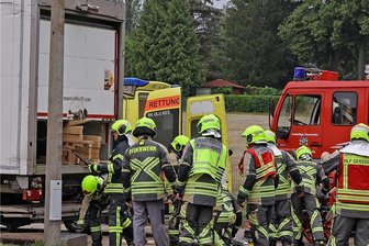 Oberlungwitz: Lkw-Fahrer in Laderaum eingeschlossen - Feuerwehrleute konnten den eingeschlossenen Lkw-Fahrer befreien. 