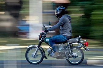 Oberlungwitz: Polizei sucht Mopedfahrer nach Flucht vor Kontrolle - Nach der Flucht vor einer Kontrolle in Oberlungwitz werden Zeugen gesucht.