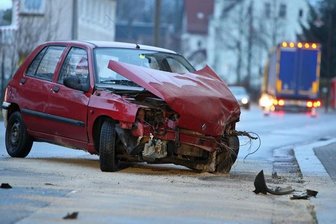 Oberlungwitz: Renault prallt auf Laster - 