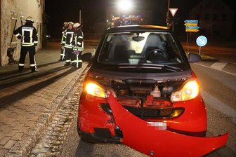Oberlungwitz: Smart prallt gegen Hauswand - Der Smart prallte beim Abbiegen von der Oberlungwitzer Straße in die Goldbachstraße an die Hauswand.