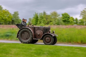 Oberlungwitz: Traktoren rollen zum „Russentreffen“ an - Rund um Oberlungwitz sind derzeit viele Traktoren unterwegs.