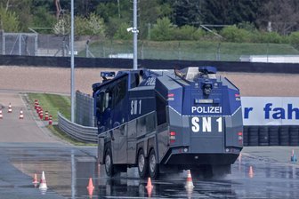 Oberlungwitz: Wasserwerfer trainieren auf dem Sachsenring - Die Wasserwerfer der Bereitschaftspolizei kommen einmal im Jahr auf den Sachsenring, zuletzt am Dienstag.