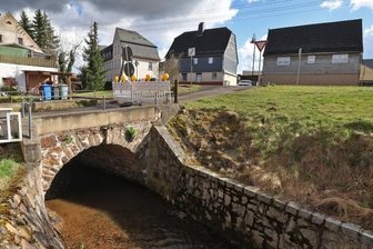 Oberlungwitz: Welche Brücke soll zuerst saniert werden? - Die Natursteinbrücke am Uferweg in Oberlungwitz muss repariert werden. Doch wann das geschehen soll, ist umstritten.