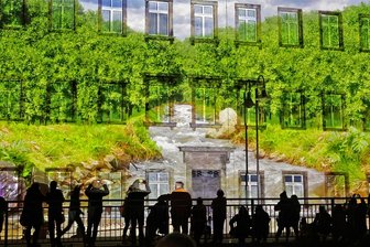 Oberlungwitz zeigt sich zum Jubiläum kunterbunt und unterhaltsam - Dass eine Multimedia-Show auf ein Gebäude projiziert wird, gibt es nicht alle Tage. Die Oberlungwitzer kamen in Scharen zum Meisterhaus und waren begeistert.