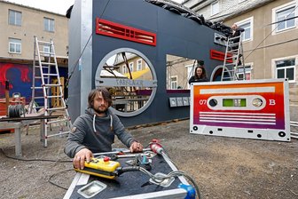 Oberlungwitzer Festivalmacher trumpfen zum "Himmelfarbkommando" mit einem riesigen Kassettenrekorder auf - Florian Guderle, Beatrice Guderle und Patrick Staller (v.l.) werkelten am Wochenende auf dem Festivalgelände unter anderem am riesigen Kassettenrekorder.