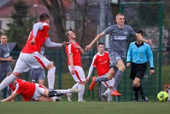 Oberlungwitzer Fußballer gewinnen Derby unter Flutlicht - Das Nachbarschaftsduell der Fußballer des Oberlungwitzer Sportvereins und von Fortschritt Lichtenstein, das im vergangenen Herbst coronabedingt ausgefallen war, wurde zu ungewohnter Zeit nachgeholt.