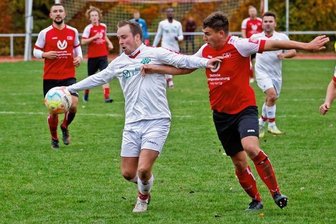 Oberlungwitzer geben Sieg aus der Hand - Luca Winter (rechts) vom OSV konnte in dieser Szene Jakub Jurkovic gerade noch bremsen. Doch wenig später traf Limbach-Oberfrohna doch noch zum Ausgleich. 