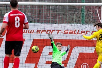 Oberlungwitzer gehen leer aus - Der Oberlungwitzer Torhüter Nicolas Kriebel konnte im Spiel gegen Schneeberg mit einigen starken Paraden, darunter einem gehaltenen Elfmeter, glänzen. Letztlich reichte die gute Leistung des Schlussmannes aber nicht, um wenigstens einen Punkt zu holen. 