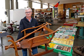 Oberlungwitzer Heimatstube öffnet zum letzten Mal vor der Winterpause - Matthias Beyer hat kürzlich einem 130 Jahre alten Schlitten für die Heimatstube bekommen.