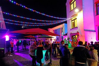 Oberlungwitzer in Feierlaune: „Lungscher Loungeabend“ auch 2025 und noch eine Premiere in diesem Jahr - Der Oberlungwitzer Rathaushof war am Freitagabend bunt geschmückt und gut besucht.