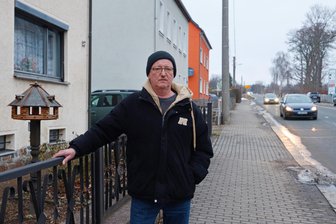 Oberlungwitzer kritisiert offenbar wenig aussagekräftige Tempokontrollen des Landratsamtes - Jens Kretschmar an seinem Grundstück an der Limbacher Straße in Oberlungwitz.