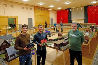 Oberlungwitzer Modellbahner schicken den Stadtrat auf Reisen - Sten Förster, Kevin Seidel und Lutz Seidel (v.l.) im Saal des Vereinshauses "Zur Post".