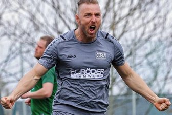 Oberlungwitzer Routinier bricht den Tore-Bann - Stefan Rücker jubelt über sein 1:0 für den OSV gegen Pausa-Mühltroff. Danach erzielte der Routinier noch einen weiteren Treffer. 