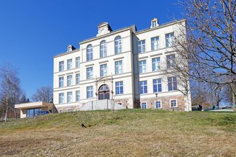 Oberlungwitzer Stadträte entscheiden über eine knappe Million Euro - Unter der Wiese vor der Oberlungwitzer Humboldt-Grundschule ist ein Wasserspeicher geplant.