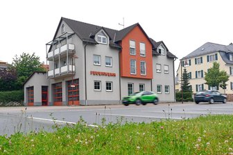 Oberlungwitzer Stadträte sollen Millionenprojekt beschließen - Im Ergeschoss dieses Gebäudes ist die Oberlungwitzer Wehr zu Hause. Sie braucht mehr Platz.