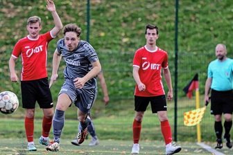 Oberlungwitzer stillen Torhunger - Christian Hallbauer (graues Trikot) konnte sich wie sein OSV-Teamgefährte Martin Falke als Doppel-Torschütze auszeichnen. 