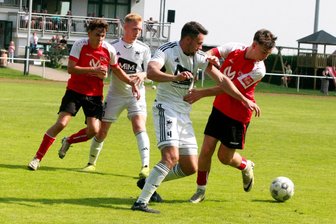 Oberlungwitzer SV steht vor einem Derby mit mehreren Fragezeichen - Klappt es nach dem Oberlungwitzer 0:0 in Syrau für Jonas Kutzner (rechts) und seine Mitspieler am Sonntag daheim gegen Stollberg mit dem ersten Sieg?