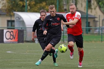 Oberlungwitzer SV: Zum Abschlussfest winkt den Fußballern der Klassenerhalt in der Landesklasse West - Stefan Rücker (r.) - hier im Duell mit Max Käßner vom MSV - will mit dem OSV den Klassenerhalt perfekt machen.
