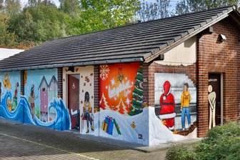 Oberlungwitzer Weihnachtsmarkt wird verlängert und lässt den lustigen „Lungscher Lokus“ leuchten - Das Mehrzweckgebäude auf dem Oberlungwitzer Festplatz ist zum lustigen "Lungscher Lokus" geworden.