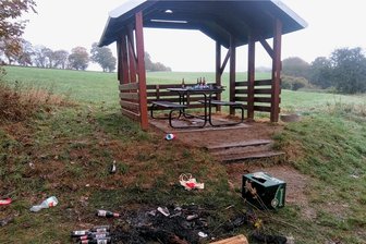 Obermylau: Chaos an Schutzhütte hinterlassen - Völlig verwüstet sah am Samstagfrüh das Umfeld der Wanderschutzhütte am Obermylauer Höhenweg aus.