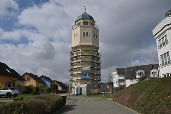 Oberplanitzer Wasserturm: Wahrzeichen des Zwickauer Stadtteils wird saniert - Das Wahrzeichen von Oberplanitz ist eingerüstet. Der Wasserturm soll saniert werden.