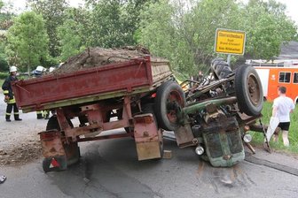 Der 25-jährige Fahrer des nicht zugelassenen Oldtimer-Traktors kam mit schweren Verletzungen ins Krankenhaus.