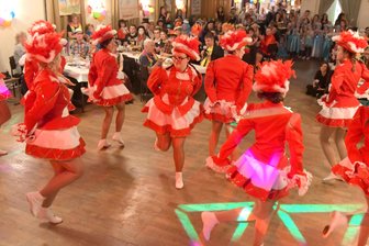 Oberschöna feiert Fasching - Die Roten Funken tanzten zur Eröffnung.