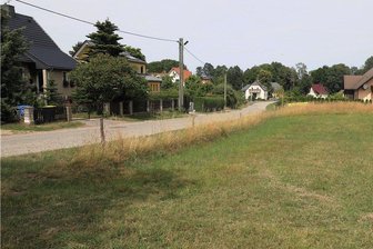 Oberschöna: Neues Eigenheimgebiet ist umstritten - Auf der freien Fläche an der Bahnhofstraße im Oberschönaer Ortsteil Kleinschirma sollen neue Häuser gebaut werden. 