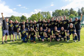 Oberschöna obenauf: Erst Heimsieg, dann Aufstiegsfeier - Schulter an Schulter im Jubelfieber: Der frischgebackene Aufsteiger SV Oberschöna. Drei Spieltage vor Schluss ist das Team von Trainer Daniel Jurk (l.) nicht mehr von Platz 1 der Mittelsachsenklasse, Staffel 2, zu verdrängen.