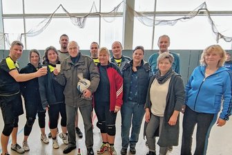 Oberschöna: Volleyball-Urgestein tritt vom Netz zurück - Peter Gemeiner (5. von links) bei der feierlichen Verabschiedung im Kreis seiner Volleyballer des SV Oberschöna 1902. 