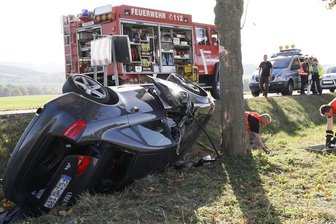 Ein Audi kam etwa einen Kilometer vor Oberschöna in einer Linkskurve von der Fahrbahn ab und prallte gegen einen Baum.