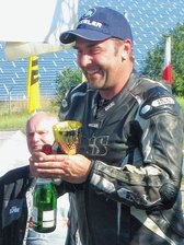 Oberschönaer fährt am Ende "nur" zu Silber - Freude auch über den Silberpokal: Rocco Tenzler beim Supermoto-Finale in Oschersleben.