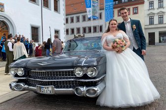 Oberschönaer Fußball-Kapitän heiratet im Freiberger Rathaus seine Venice - Glückliches Brautpaar: Venice und Alexander Jurk aus Freiberg vor dem 59er Cadillac.