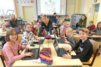 Oberschönaer hoffen auf schnelleres Internet - Klassenlehrerin Susan Vergöhl setzt die Laptops und die interaktive Tafel in der Klasse 4a der Grundschule Oberschöna auch im Deutschunterricht ein. Hier wird gerade ein Steckbrief erarbeitet. An der Grundschule lernen momentan 141 Schüler in 8 Klassen.