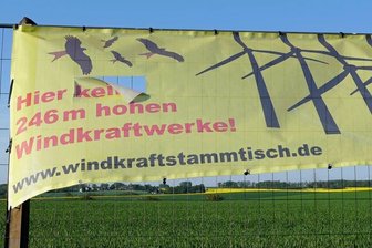 Oberschönaer Rat vertagt Beschluss zu Solarpark - Ein Transparent, mit dem die Bürgerinitiative Windkraftstammtisch gegen die Pläne der Leipziger Stadtwerke protestiert, ist mutwillig beschädigt worden. So ein Plakat koste etwa 100 Euro, teilte Sprecher Mathias Luft mit: Wir überlegen, ob wir eine Anzeige gegen unbekannt erstatten." 