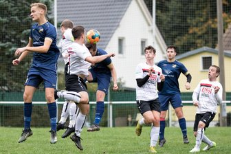 Oberschönaer und Brander Kicker sorgen für ein Spektakel - Mit Köpfchen: Markus Oertel (M.) brachte seine Oberschönaer beim 1:3 mit einem Doppelpack ins Spiel zurück.