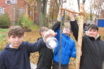 Oberschüler aus Hartha heften Ziele und Wünsche an Winterlinde - Adrian Fleiß, Johannes Oesterreich, Maximilian Rückert und Lennox Schäfer (v. l.) haben Wünsche an die Linde gehängt.