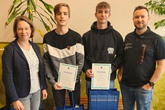 Oberschüler aus Rechenberg-Bienenmühle räumen bei Wirtschaftsquiz ab - Florian Leithold und Bruno Renner mit Sylvio Funke, Landessprecher der Wirtschaftsjunioren (WJ) Sachsen und Karina Sonntag, WJ Freiberg, bei der Siegerehrung.