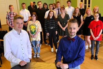 Oberschüler glänzen auch im Corona-Jahr mit tollen Noten - Die Jahrgangsbesten Jaden Dietze (l.) und Luc Enz (r.) im Kreis der erfolgreichen Schulabsolventen in Hainichen.