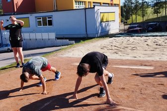 Oberschüler in Rechenberg-Bienenmühle können endlich über neue Bahn flitzen - Sportunterricht der Klasse 8 c der Oberschule Rechenberg-Bienenmühle mit Sportlehrer Jan Günther.