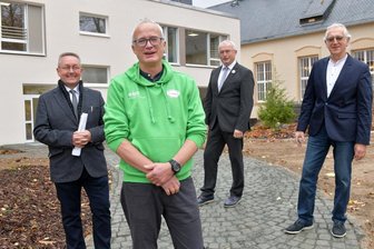 An der Oberschule Halsbrücke wurde am Freitag der Anbau eingeweiht. Im Bild von links Architekt Thomas Müller vom Baubüro, Schulleiter Stephan Wabnik, Bürgermeister Andreas Beger und Henning Oder, Schulleiter a.D.
