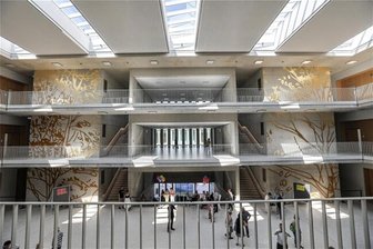 Oberschule am Hartmannplatz zu pompös gebaut? Chemnitz wehrt sich gegen Vorwurf - Offen, hell und frei erschließt sich das Gebäudeinnere dem Besucher. Ging das nur, weil zu teuer gebaut wurde?